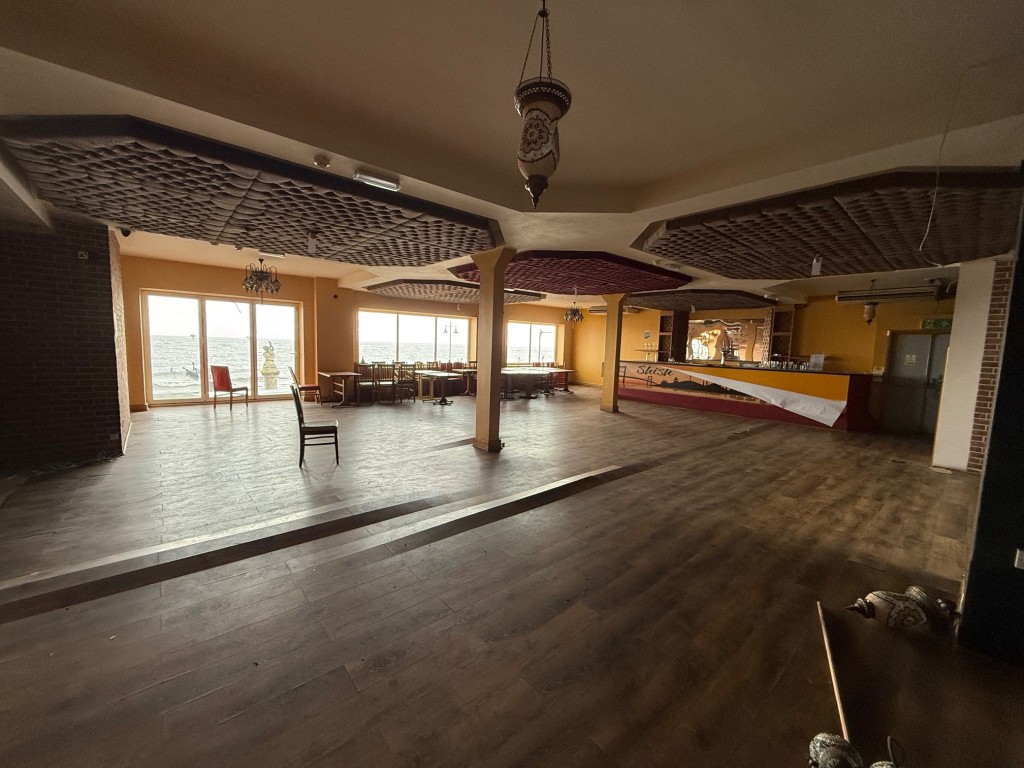 Lot: 90 - FORMER RESTAURANT AND BAR PREMISES FOR IMPROVEMENT AND REPAIR ON THE SEAFRONT - First floor restaurant area and bar with sea views